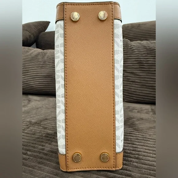 Michael Kors Purse - Picture 10 of 10